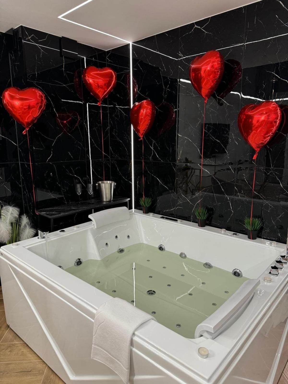 Apartament Z Jacuzzi Na Wylacznosc Dolina Baryczy Zmigrod Bagian luar foto