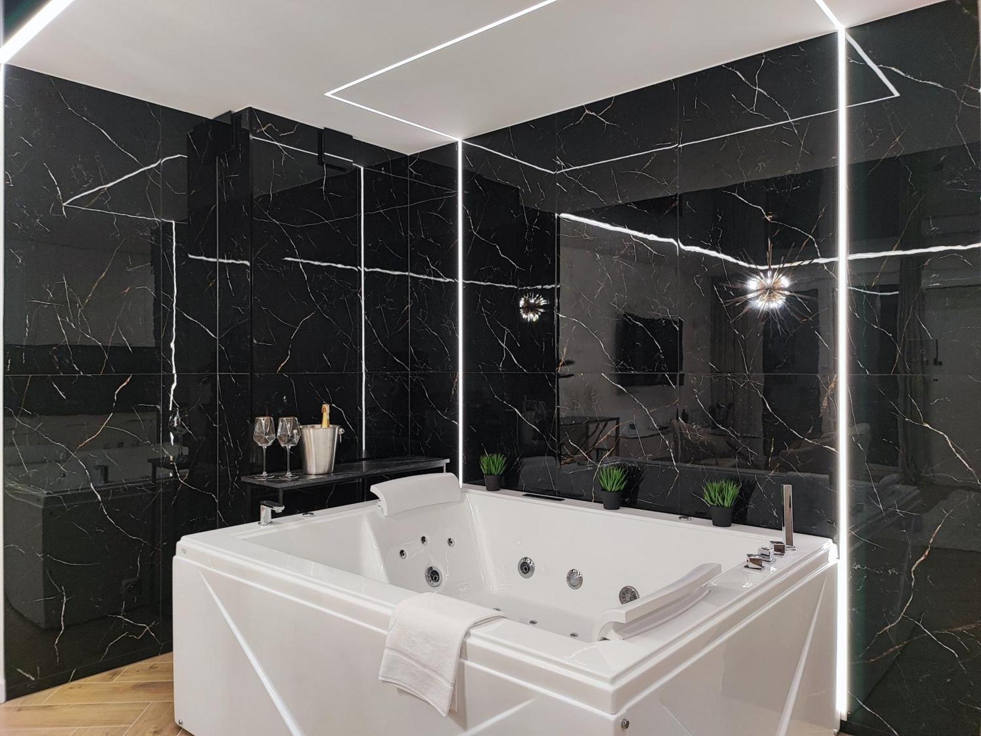 Apartament Z Jacuzzi Na Wylacznosc Dolina Baryczy Zmigrod Bagian luar foto